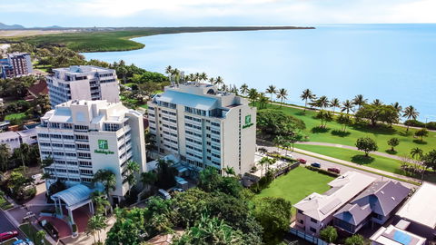 Holiday Inn Cairns Harbourside - Lismore Accommodation 2