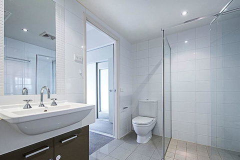 Spacious 1BR Stylish New Acton Apartment +Parking - Lismore Accommodation 9