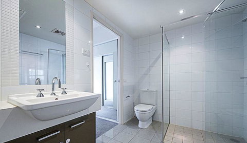 Spacious 1BR Stylish New Acton Apartment +Parking - Lismore Accommodation 3