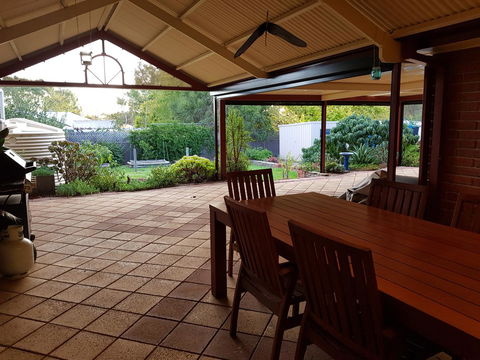 Frog Song At Willunga - Lismore Accommodation 13