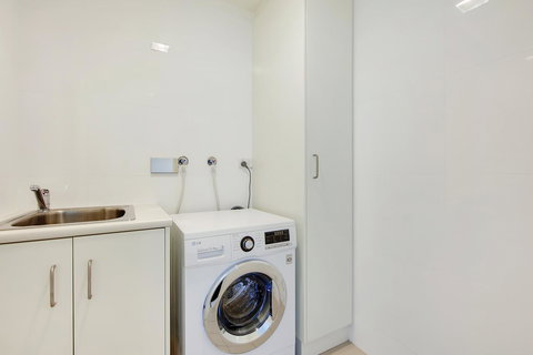 Light And Spacious, Stunning Views Of Adelaide - Lismore Accommodation 10