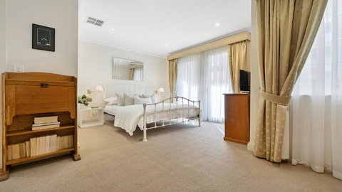 GOUGER 265 - Lismore Accommodation 12