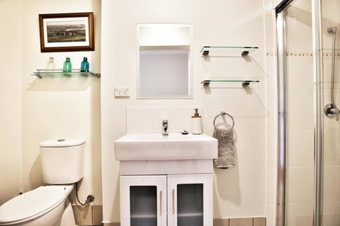 Hayes Beach House I Award Winner I 4 Mins To Beach - Lismore Accommodation 14