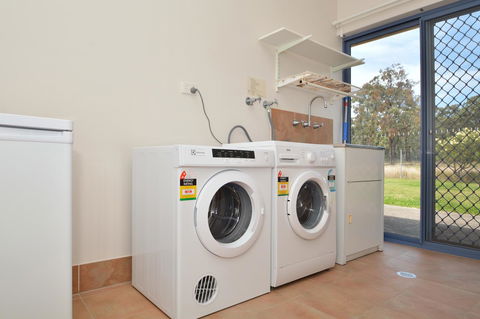 JE Guesthouse, Central To All The Hunter Valley Has To Offer - Lismore Accommodation 38