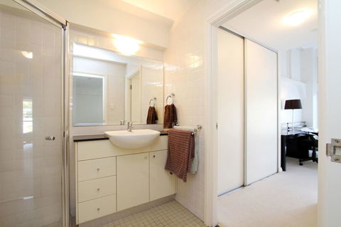 Waterfront Apartment On Sydney Harbour - Lismore Accommodation 4