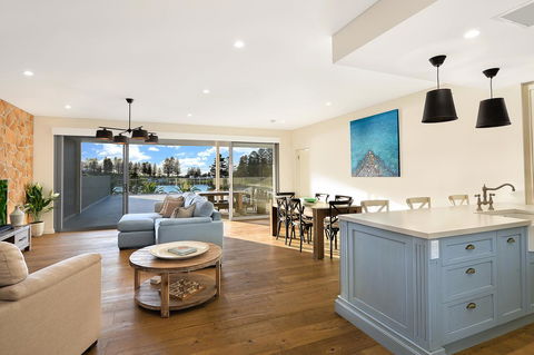Belle Vue- Penthouse At Black Beach - Lismore Accommodation 3