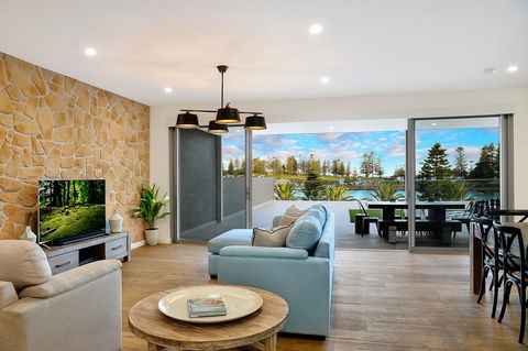 Belle Vue- Penthouse At Black Beach - Lismore Accommodation 1
