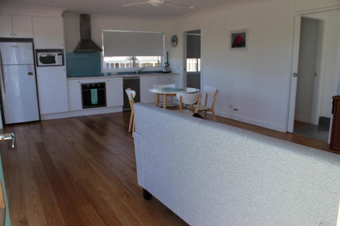 Red Waratah - Lismore Accommodation 7
