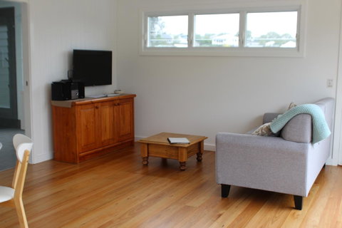 Red Waratah - Lismore Accommodation 5