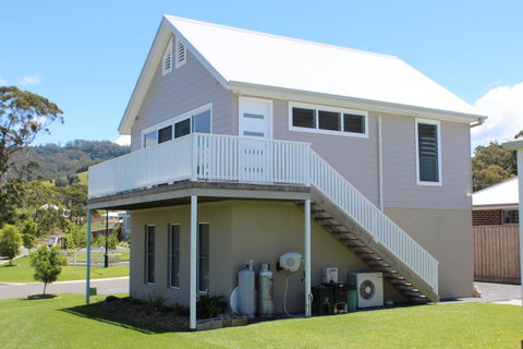 Red Waratah - Lismore Accommodation 3