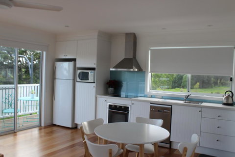Red Waratah - Lismore Accommodation 8
