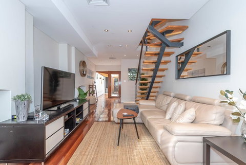 2 Bed House + Loft In Pyrmont - Lismore Accommodation 0