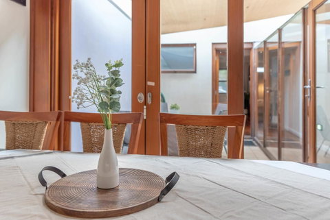 2 Bed House + Loft In Pyrmont - Lismore Accommodation 3