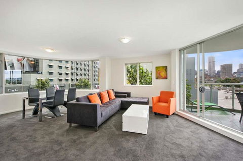 Bridge And Sails - Views Of The Bridge And Opera House From This Executive 2BR Apartment In Darlinghurst - Lismore Accommodation 2