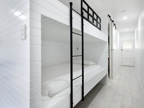 Burleigh By The Sea - Lismore Accommodation 3