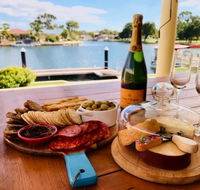 Canal Elegance In Yunderup - Lismore Accommodation