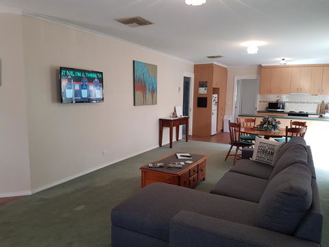 Cobram Cottage - Lismore Accommodation 3
