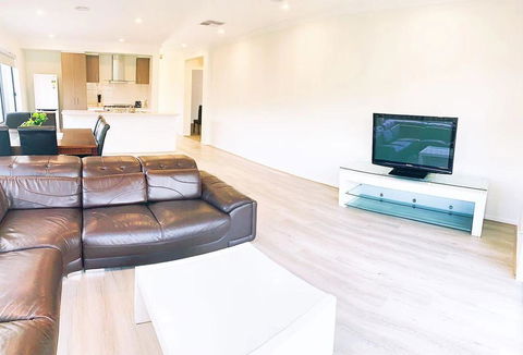 Comfortable 4BR 2Bath House Tarneit Melbourne - Lismore Accommodation 2