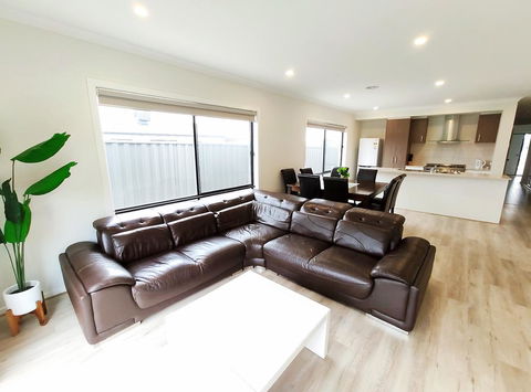 Comfortable 4BR 2Bath House Tarneit Melbourne - Lismore Accommodation 0