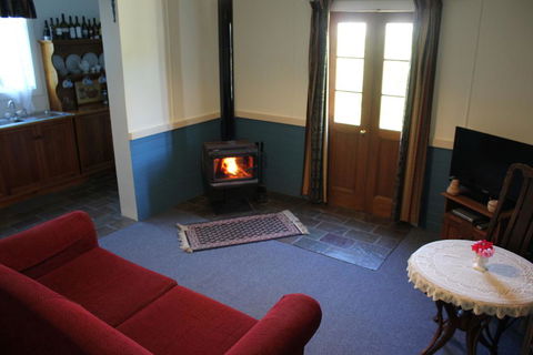Coonawarra's Pyrus Cottage - Lismore Accommodation 1