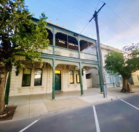 Entire Townhouse in Heart of Echuca's Port CBD - 15 guest capacity - Lismore Accommodation