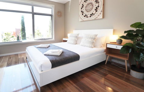 EROS City Fringe - Wifi, Wine, Netflix, Pets OK And Park Views! - Lismore Accommodation 0