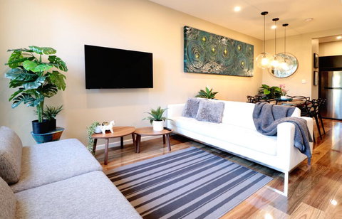 EROS City Fringe - Wifi, Wine, Netflix, Pets OK And Park Views! - Lismore Accommodation 1