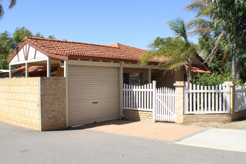 Geraldton Luxury Retreat 2 - Lismore Accommodation 0