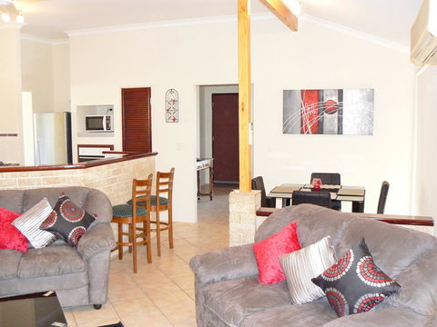 Geraldton Luxury Retreat 2 - Lismore Accommodation 1