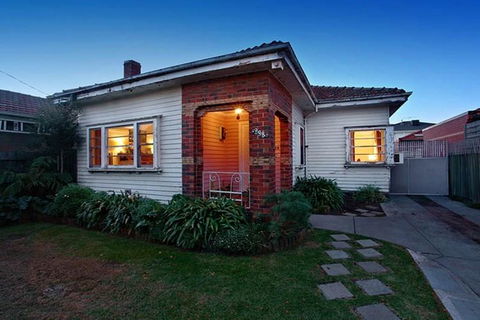 GIRLS ONLY. Large Bedroom With KING Bed, Close To Everything - Lismore Accommodation 2