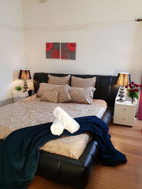 GIRLS ONLY. Large Bedroom With KING Bed, Close To Everything - Lismore Accommodation 0