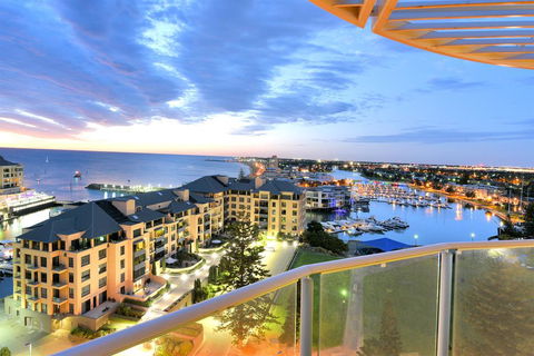 GLENELG Five Stars - Lismore Accommodation 0
