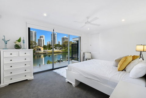Gold Coast Private Homes - Waterfront Villas, Paradise Island - Lismore Accommodation 3