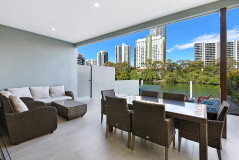 Gold Coast Private Homes - Waterfront Villas, Paradise Island - Lismore Accommodation 1