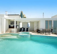 Golden Gate 2 Storey Penthouse with Pool - We Accommodate - Lismore Accommodation