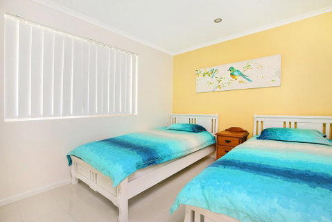 Golden Shores Unit 1, 21 Landsborough Parade - Lismore Accommodation 3