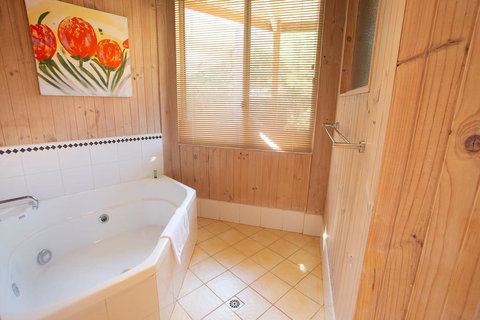 Grampians Chalets - Lismore Accommodation 3