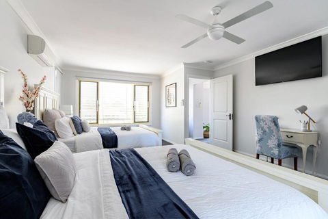 Hamptons Waterfront Getaway - Lismore Accommodation 2