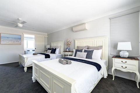 Hamptons Waterfront Getaway - Lismore Accommodation 1