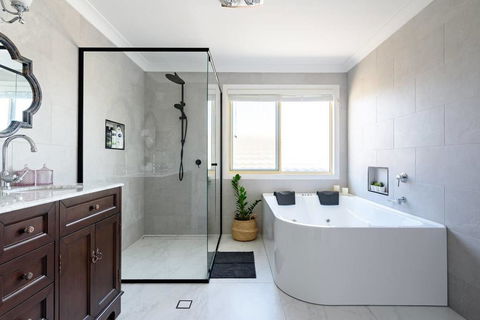 Hamptons Waterfront Getaway - Lismore Accommodation 0