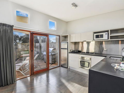 HEARN'S BEACHSIDE VILLA 3 - Lismore Accommodation 2