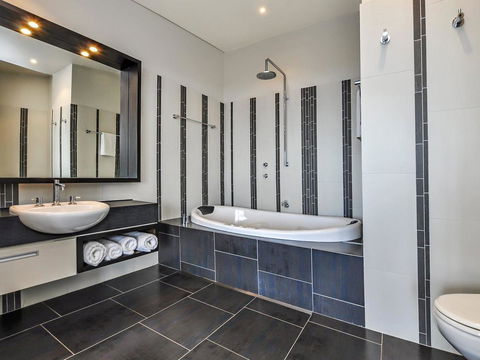 HEARN'S BEACHSIDE VILLA 3 - Lismore Accommodation 3