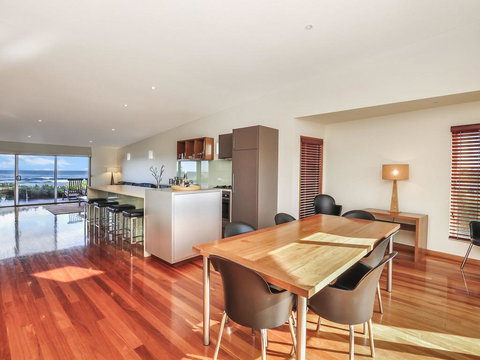 HEARN'S BEACHSIDE VILLA 7 - Lismore Accommodation 2