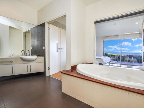 HEARN'S BEACHSIDE VILLA 7 - Lismore Accommodation 1