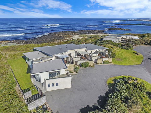 HEARN'S BEACHSIDE VILLA 9 - Lismore Accommodation 0