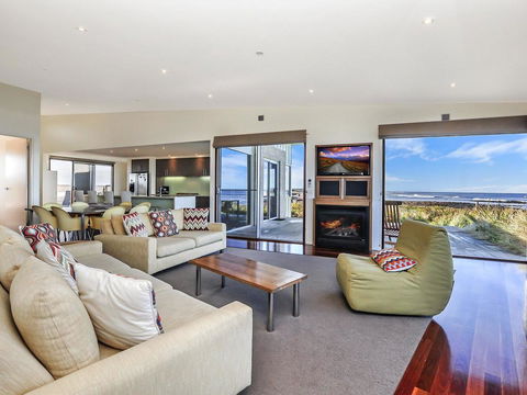 HEARN'S BEACHSIDE VILLA 9 - Lismore Accommodation 2