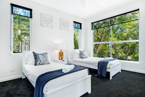 HOLIDAY HOME - 6 BEDROOMS CLOSE TO TOWN - Lismore Accommodation 1