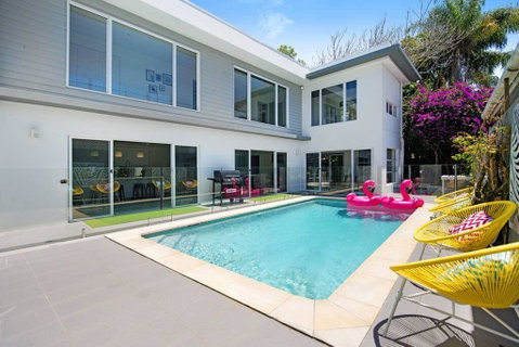 HOLIDAY HOME - 6 BEDROOMS CLOSE TO TOWN - Lismore Accommodation 3