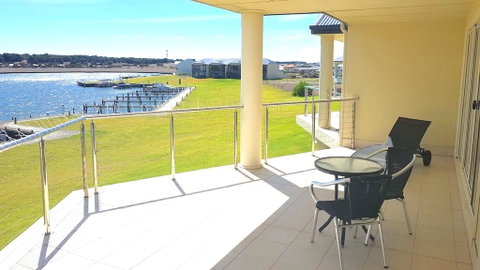 Island Waterfront Getaway - WiFi - Lismore Accommodation 0