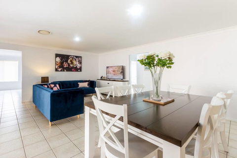 Large Executive And Family Home - Flinders View - Lismore Accommodation 0